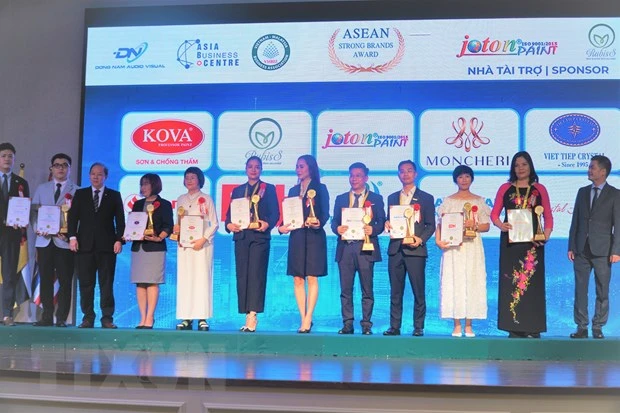 Ông Lê Gia Kiên - Tham tán, Đại sứ quán Việt Nam tại Malaysia (ngoài cùng bên phải) trao chứng nhận Thương hiệu mạnh ASEAN 2023 cho các doanh nghiệp. (Ảnh: TTXVN)