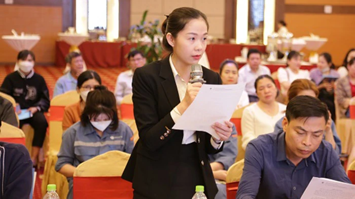 Đại diện doanh nghiệp ở Hà Tĩnh nêu những băn khoăn, vướng mắc trong quá trình thực hiện chính sách bảo hiểm y tế. (Ảnh: Tâm Trung)