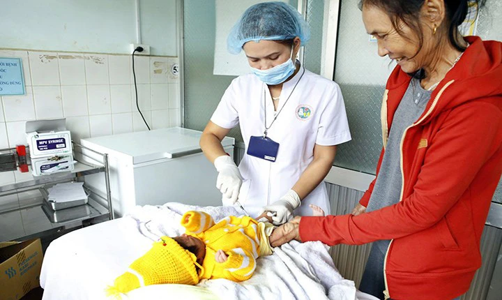 Tiêm vaccine viêm gan B sơ sinh tại Trung tâm Y tế huyện Đắk Đoa, Gia Lai. 