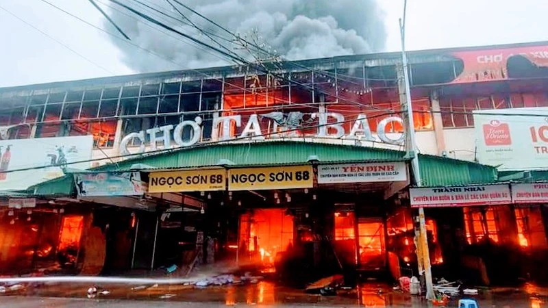Hiện trường vụ cháy chợ Tam Bạc tại Hải Phòng ngày 12/2/2023.