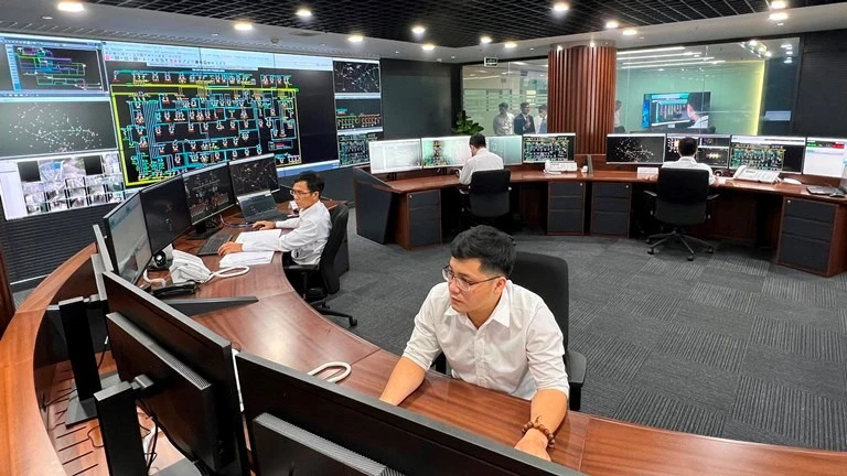 Các kỹ sư đang vận hành Trung tâm Điều độ hệ thống điện Thành phố Hồ Chí Minh (thuộc EVNHCMC). 