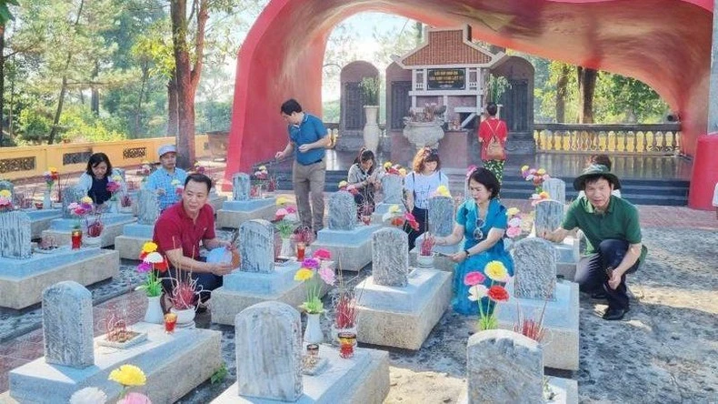 Thắp hương tại khu mộ liệt sĩ Hà Nội ở Nghĩa trang liệt sĩ quốc gia Trường Sơn. (Ảnh: nhandan.vn)
