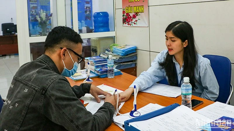 Lao động tìm kiếm thông tin việc làm tại Trung tâm Dịch vụ việc làm Hà Nội. (Ảnh: Nhật Quang)