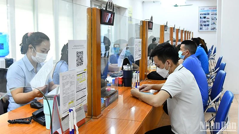 Người lao động làm thủ tục về bảo hiểm thất nghiệp tại Trung tâm Dịch vụ việc làm Hà Nội. (Ảnh: THỦY NGUYÊN) 