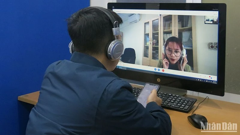 Phỏng vấn trực tuyến tại phiên giao dịch việc làm của Trung tâm Dịch vụ việc làm Hà Nội. (Ảnh: nhandan.vn)
