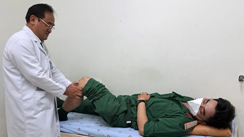 Thượng tá, bác sĩ Nguyễn Dũng khám bệnh cho chiến sĩ đơn vị.
