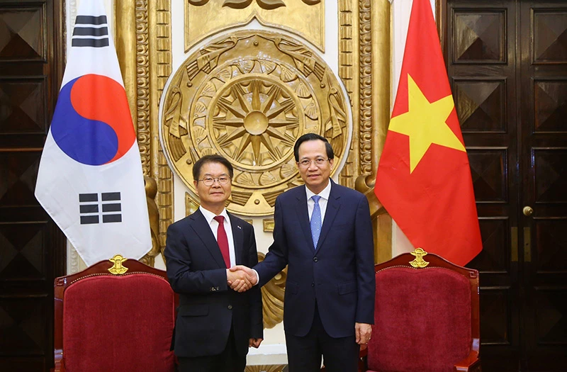 Bộ trưởng Đào Ngọc Dung và Bộ trưởng Việc làm và Lao động Hàn Quốc Lee Jung Sik. (Ảnh: Molisa)