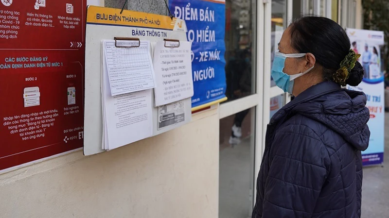 Người dân tìm hiểu thông tin về chi trả lương hưu tại Hà Nội. (Ảnh: VNPost)