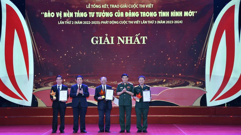 Đại tướng Phan Văn Giang, đồng chí Nguyễn Xuân Thắng trao giải cho các tác giả đạt giải Nhất cuộc thi viết “Bảo vệ nền tảng tư tưởng của Đảng trong tình hình mới”, tháng 4/2023. (Ảnh: ĐÔNG HÀ)