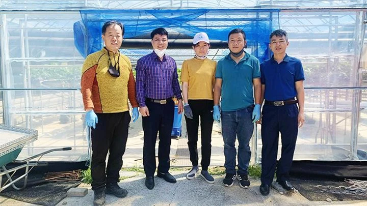 Cán bộ Sở Lao động-Thương binh và Xã hội Quảng Bình thăm nơi làm việc của lao động thời vụ sang làm việc tại Hàn Quốc. (Ảnh: Hương Giang)