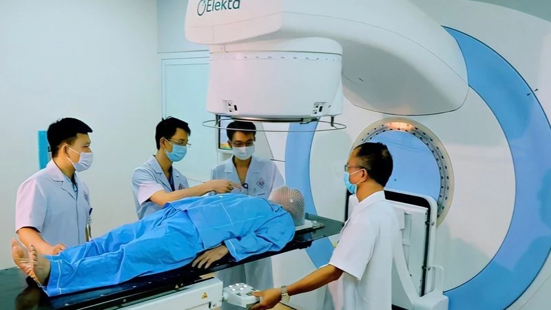 Bệnh viện Trung ương Thái Nguyên sử dụng máy gia tốc tuyến tính đa năng Elekta Synergy Platform, là máy xạ trị hiện đại điều trị cho người bệnh ung thư. (Ảnh: Bình Tâm)