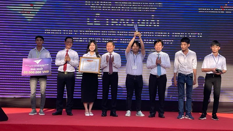Đại diện lãnh đạo Bộ Lao động-Thương binh và Xã hội trao giải cho các đội đoạt giải tại cuộc thi Startup Kite 2022.