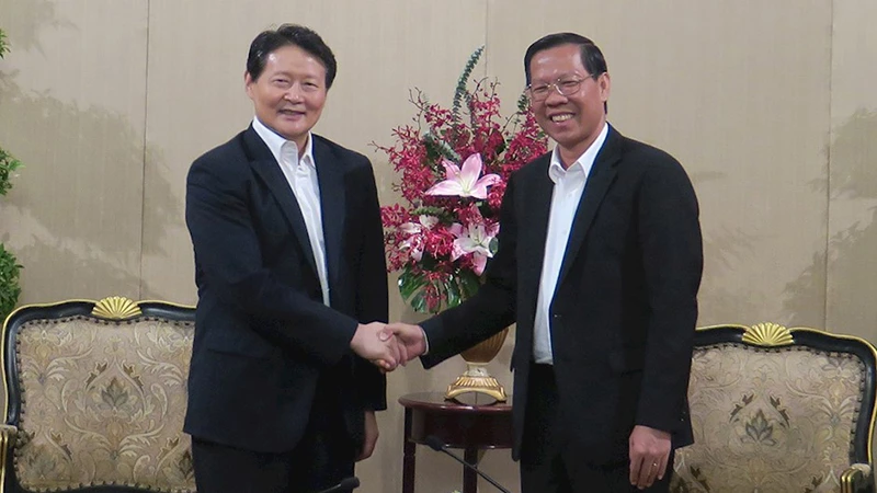 Chủ tịch Ủy ban nhân dân Thành phố Hồ Chí Minh Phan Văn Mãi và Chủ tịch Hội Nghiên cứu xây dựng Đảng toàn quốc Trung Quốc Lý Trí Dũng tại buổi tiếp. (Ảnh: hcmcpv.org.vn)