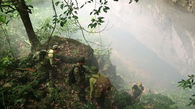 Lực lượng kiểm lâm Bắc Kạn tuần tra bảo vệ rừng đặc dụng. (Ảnh: Tuấn Sơn)
