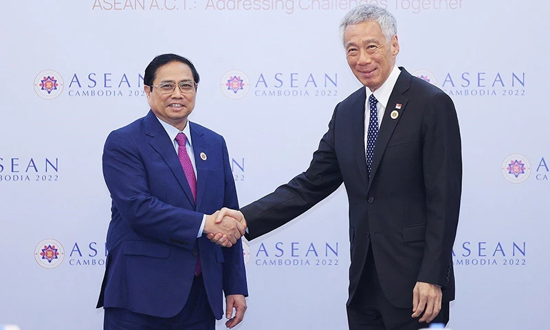 Thủ tướng Chính phủ Phạm Minh Chính có cuộc gặp với Thủ tướng Singapore Lý Hiển Long nhân dịp tham dự Hội nghị cấp cao ASEAN lần thứ 40, 41 và các hội nghị cấp cao liên quan, ngày 12/11/2022, tại thủ đô Phnom Penh, Vương quốc Campuchia. (Ảnh: TTXVN)