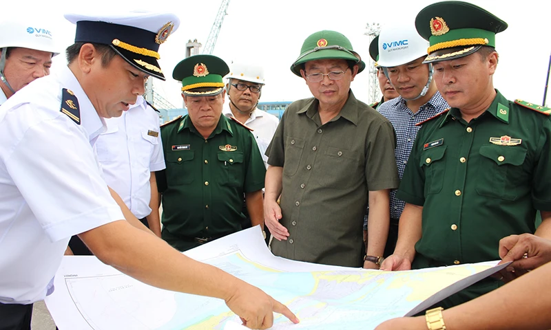 Đồng chí Hồ Quốc Dũng, Ủy viên Trung ương Đảng, Bí thư Tỉnh ủy, Chủ tịch HĐND tỉnh Bình Định (thứ 2 từ phải sang) kiểm tra an ninh tuyến biển.
