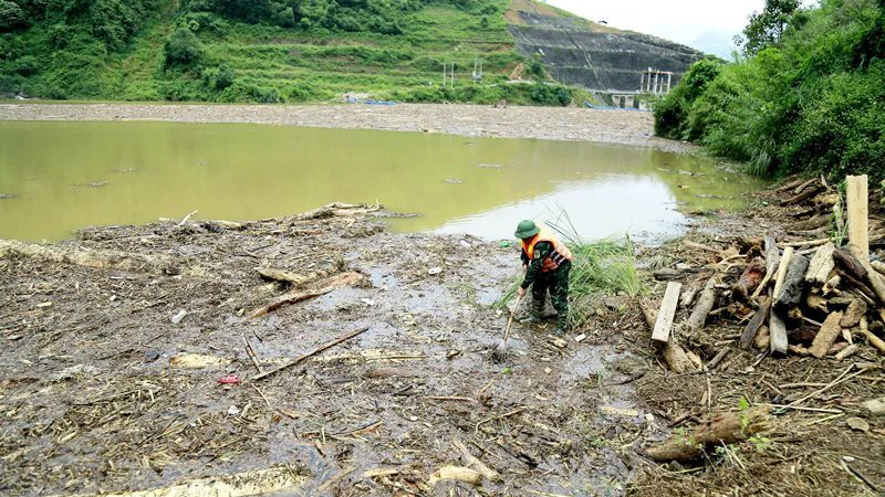 Lực lượng chức năng tìm kiếm nạn nhân bị lũ cuốn mất tích ở các con suối và hồ thủy điện ở thị xã Sa Pa, Lào Cai.