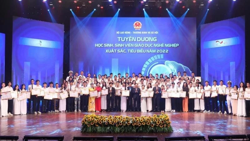 Tuyên dương 100 học sinh, sinh viên giáo dục nghề nghiệp tiêu biểu, xuất sắc tại lễ kỷ niệm Ngày Kỹ năng lao động Việt Nam năm 2022.