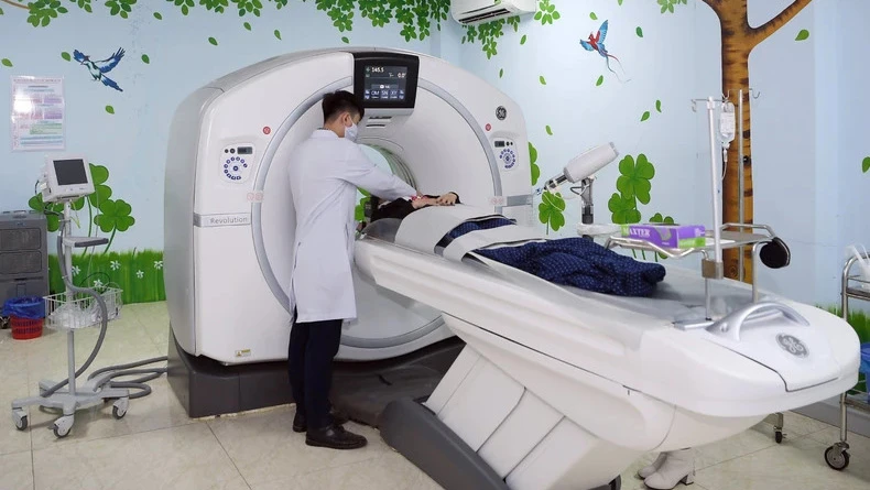Máy chụp CT 128 dãy phục vụ bệnh nhân tại Bệnh viện đa khoa Hà Đông, Hà Nội. (Ảnh: nhandan.vn)