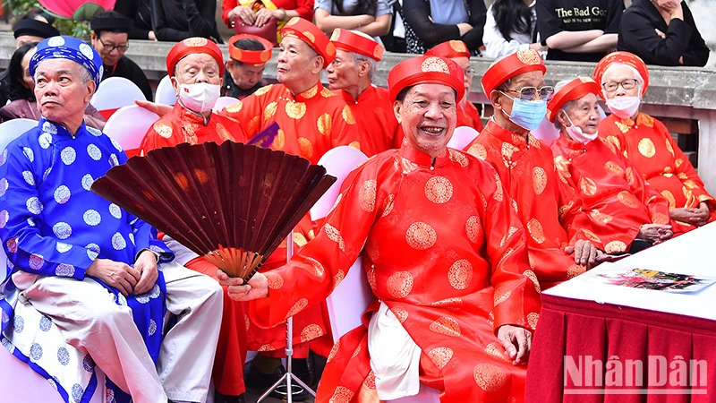 Người cao tuổi dự lễ hội chùa Láng, quận Đống Đa, Hà Nội vào tháng 4/2023. (Ảnh: THỦY NGUYÊN) 