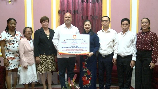 Bà Trương Thị Ngọc Ánh, Phó Chủ tịch Ủy ban Trung ương Mặt trận Tổ quốc Việt Nam, trao quà tặng Ủy ban Bảo vệ Cách mạng Cuba. (Ảnh: TTXVN)