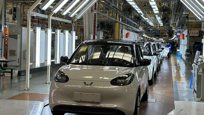 Kiểm tra sản phẩm ô-tô điện trước khi xuất xưởng tại nhà máy sản xuất ô tô Baojun, thành phố Liễu Châu, tỉnh Quảng Tây, Trung Quốc.