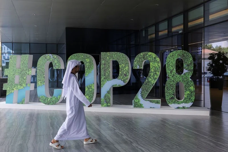 Một người đi ngang qua tấm biển "#COP28" trong The Changemaker Majlis - hội thảo lãnh đạo cấp giám đốc điều hành - tập trung vào hành động vì khí hậu, tại Abu Dhabi, Các Tiểu vương quốc Arba thống nhất, ngày 1/10/ 2023. (Ảnh: Reuters)