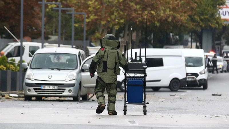 Một chuyên gia xử lý bom làm việc tại hiện trường sau vụ đánh bom ở Ankara, Thổ Nhĩ Kỳ ngày 1/10/2023. (Ảnh: Reuters)
