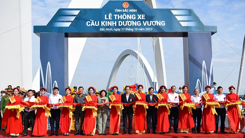 Phó Thủ tướng Chính phủ Trần Lưu Quang và lãnh đạo tỉnh Bắc Ninh cắt băng khánh thành cầu.