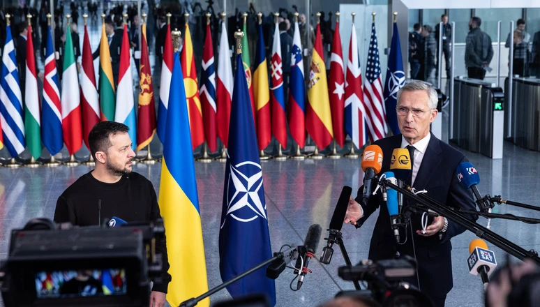 Tổng Thư ký NATO Jens Stoltenberg và Tổng thống Ukraine Volodymyr Zelensky. (Ảnh: NATO)