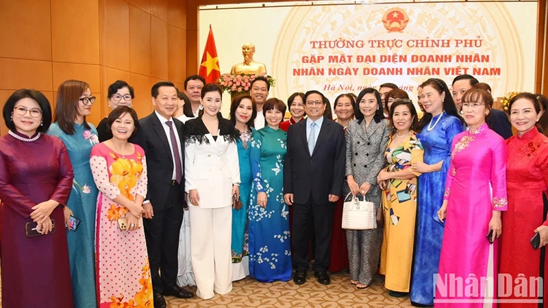 Thủ tướng Chính phủ Phạm Minh Chính chụp ảnh cùng các đại biểu dự gặp mặt đại diện giới doanh nhân Việt Nam, trong đó có các doanh nhân nữ tiêu biểu, ngày 11/10/2023 tại Hà Nội. (Ảnh: TRẦN HẢI)