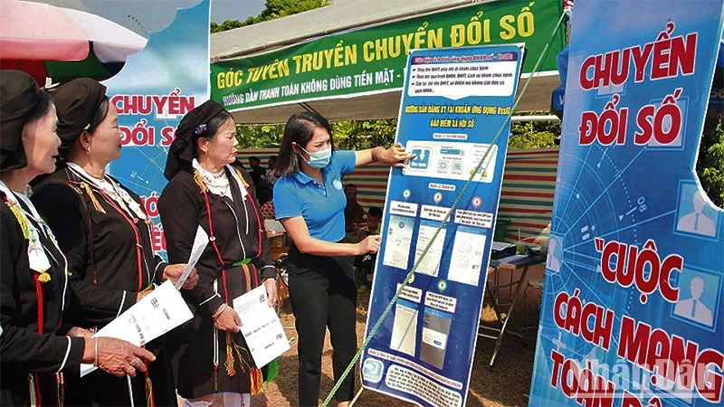 Bảo hiểm xã hội huyện Tiên Yên, Quảng Ninh, tuyên truyền các dịch vụ chuyển đổi số cho người dân xã Hải Lạng. (Ảnh: Quang Thọ)