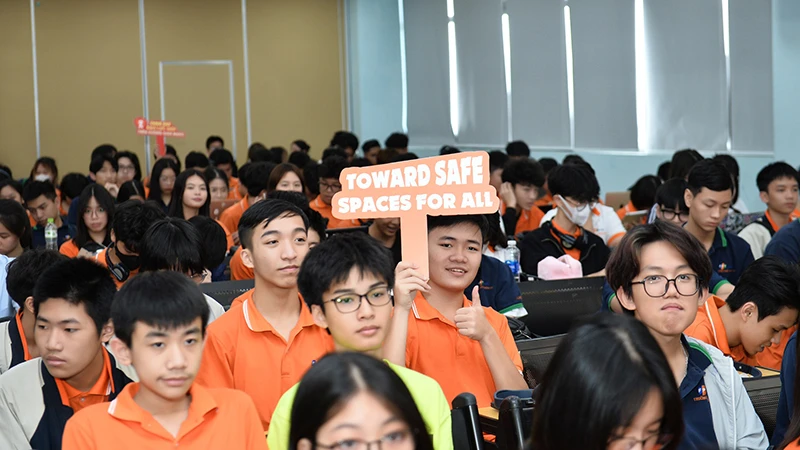 Sinh viên Trường đại học FPT Hà Nội tham dự tọa đàm.