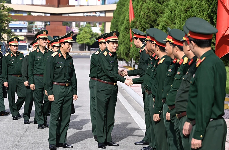 Đại tướng Lương Cường thăm và làm việc với Bộ Tư lệnh Quân đoàn 2. (Ảnh: Mod.gov.vn)