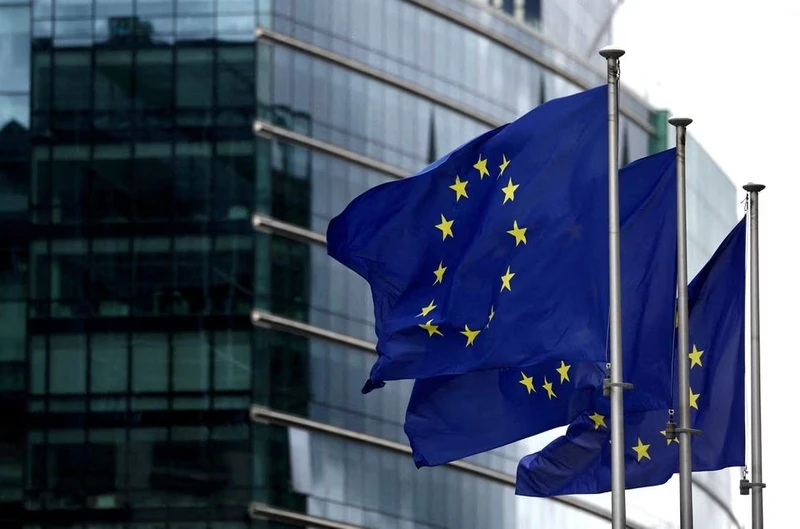 Cờ châu Âu tung bay bên ngoài trụ sở Ủy ban châu Âu tại Brussels, Bỉ ngày 20/ 9/2023. (Ảnh: Reuters)
