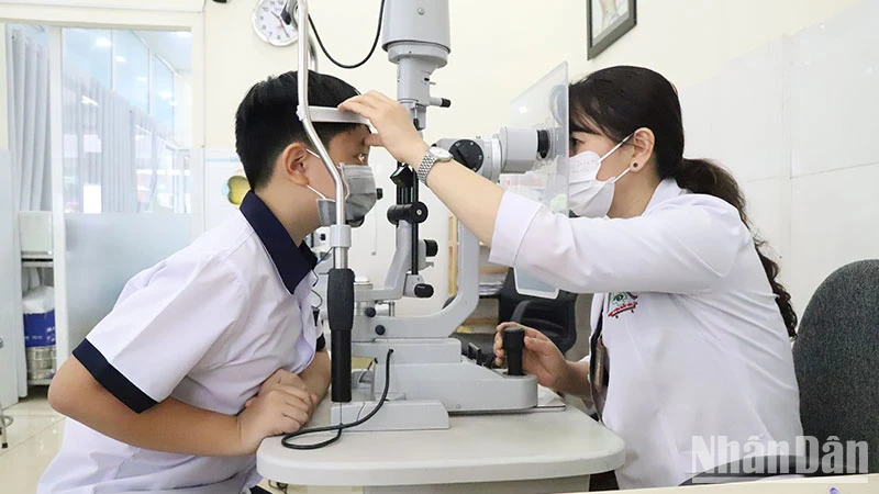 Khám bệnh mắt cho trẻ em tại Bệnh viện Mắt tỉnh Đắk Lắk. (Ảnh: Công Lý)