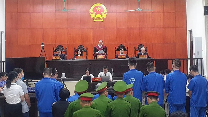 Quang cảnh phiên tòa xét xử vụ án "Vi phạm quy định về đấu thầu gây hậu quả nghiêm trọng" xảy ra tại Sở Y tế Quảng Ninh.