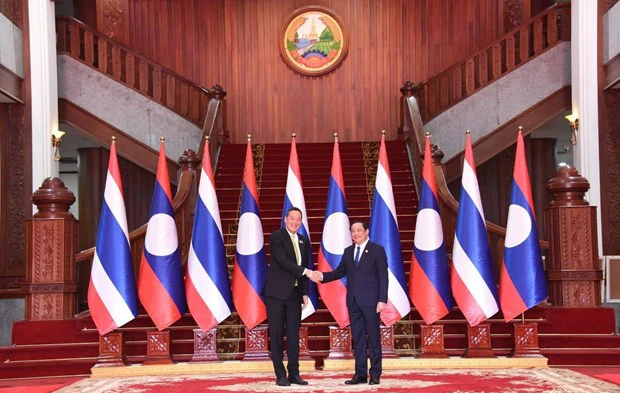 Thủ tướng Lào Sonexay Siphandone đón Thủ tướng Thái Lan Srettha Thavisin. (Ảnh: TTXVN)