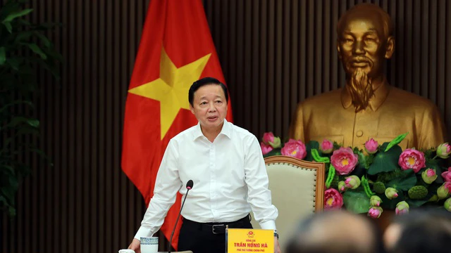 Phó Thủ tướng Trần Hồng Hà cho ý kiến cụ thể đối với kiến nghị của các địa phương về giao đất, thu tiền sử dụng đất theo phân kỳ đầu tư. ( Ảnh: VGP)