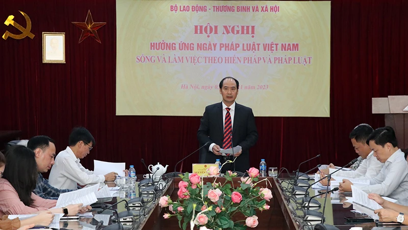 Thứ trưởng Lao động-Thương binh và Xã hội Nguyễn Văn Hồi phát biểu tại hội nghị. (Ảnh: Sơn Nguyễn)