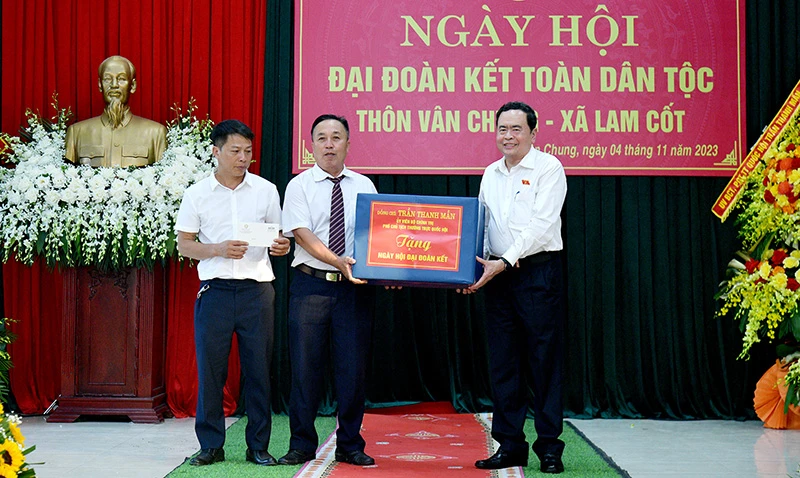 Phó Chủ tịch Thường trực Quốc hội Trần Thanh Mẫn tặng quà chúc mừng thôn Vân Chung. (Ảnh: quochoi.vn) 