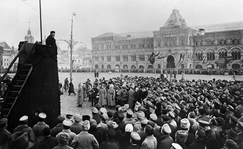 V.I. Lê-nin đọc diễn văn tại Quảng trường Đỏ ở Moskva trong Lễ kỷ niệm một năm Ngày Cách mạng Tháng Mười Nga thành công, ngày 7/11/1918. (Ảnh tư liệu: TTXVN)