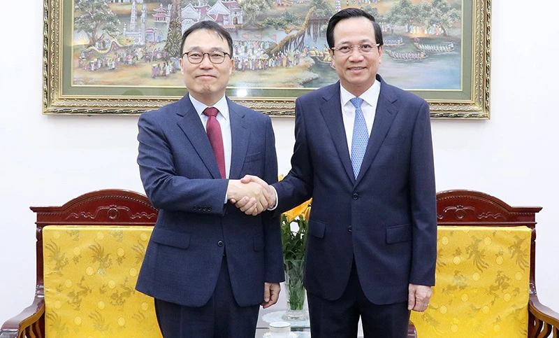 Bộ trưởng Đào Ngọc Dung tiếp tân Đại sứ Hàn Quốc tại Việt Nam Choi Young Sam. (Ảnh: Molisa)