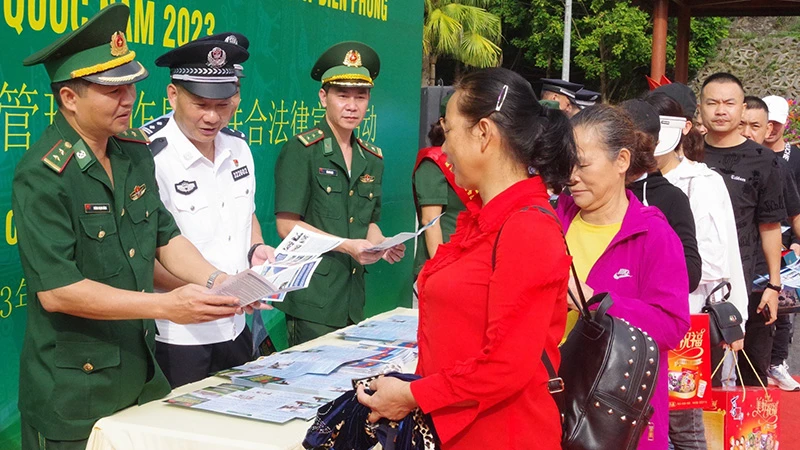 Đồn Biên phòng cửa khẩu quốc tế Hữu Nghị (huyện Cao Lộc) phát tờ rơi tuyên truyền pháp luật cho du khách qua lại cửa khẩu.