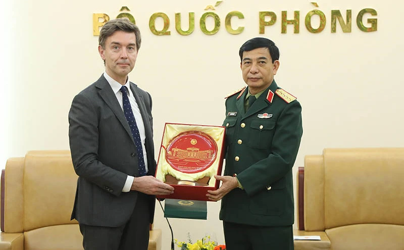 Đại tướng Phan Văn Giang trao quà lưu niệm tặng Đại sứ Julien Guerrier. (Ảnh: MOD)