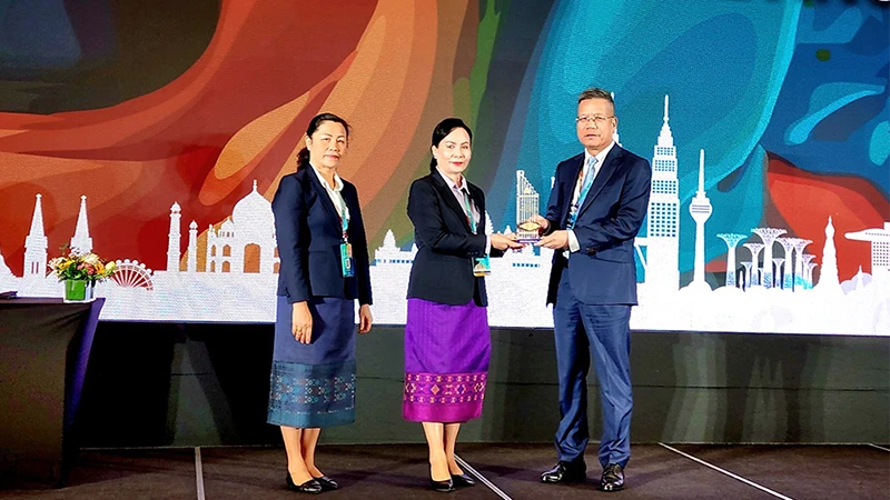 Bảo hiểm xã hội Việt Nam nhận Giải thưởng Thực tiễn hiệu quả tại ASSA 40. (Ảnh: VSS)