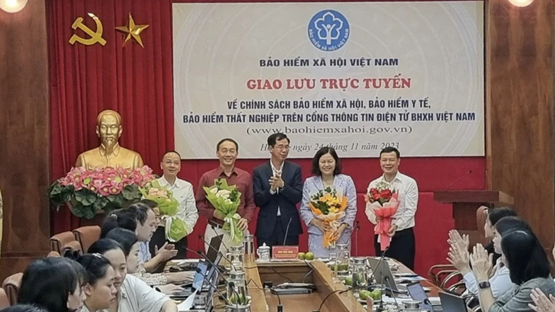 Phó Tổng Giám đốc Bảo hiểm xã hội Việt Nam Đào Việt Ánh tặng hoa khách mời, chuyên gia dự chương trình. (Ảnh: VSS)