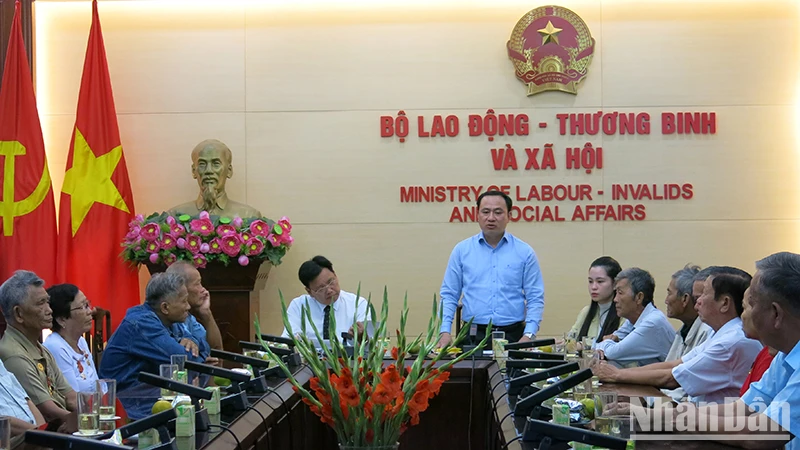 Phó Cục trưởng Cục Người có công Nguyễn Xuân Long phát biểu tại buổi tiếp Đoàn đại biểu người có công với cách mạng tiêu biểu tỉnh Sóc Trăng. (Ảnh: Ngân Anh)