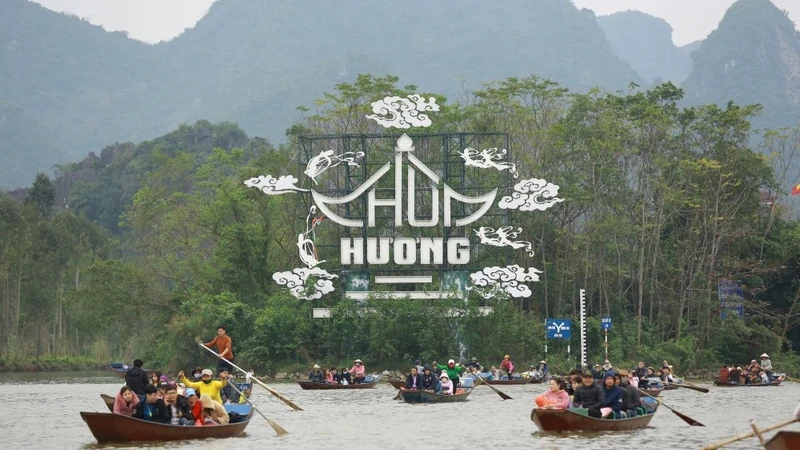 Lễ hội Chùa Hương, Hà Nội. (Ảnh: Giang Nam)