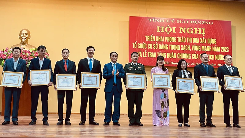 Tỉnh ủy Hải Dương khen thưởng các tổ chức cơ sở đảng đạt thành tích năm 2022. (Ảnh VINH ANH)